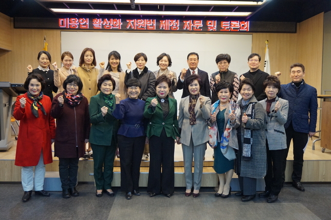 토론회에는 최영희 회장을 비롯한 협회 실무진과 연구용역 책임자인 노영희 건양대 노영희 교수, 김지인 메종101 원장, 김난산 국제뷰티문화산업연구소 소장, 김종란 오산대 교수, 이효숙 전주비전대 교수, 김민정 신한대 교수, 김수연 준오헤어 이사 등이 참석했다.