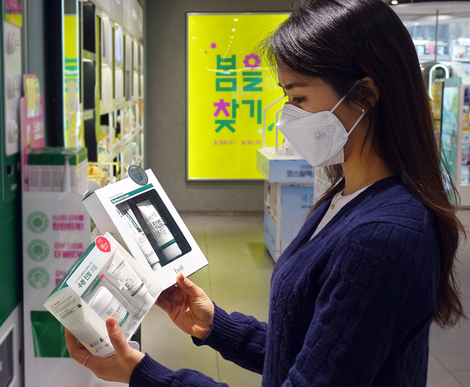 지난 29일 올리브영 명동 플래그십 스토어를 방문한 고객이 세트 상품을 살펴보고 있는 모습.