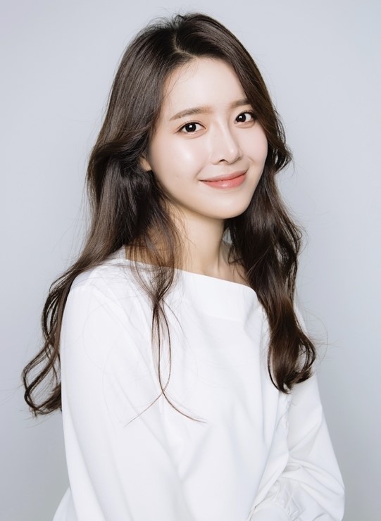 더마코스메틱 브랜드 헬로셀의 새 얼굴로 발탁돼 활동에 들어간 배우 정신혜.