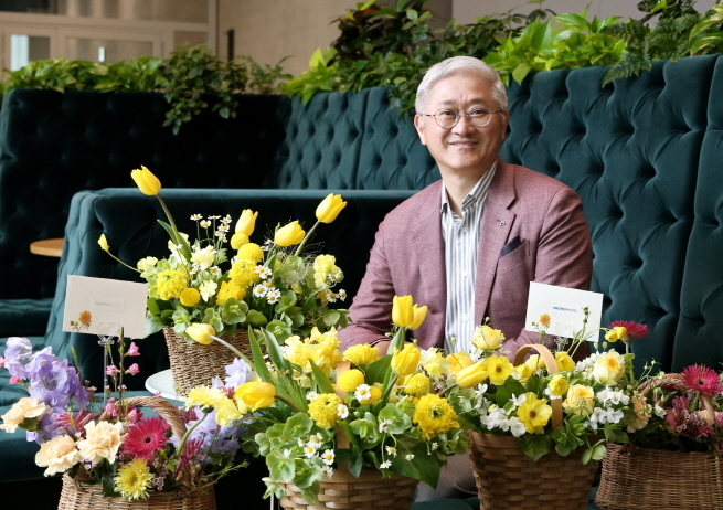 서경배 아모레퍼시픽그룹 회장이 코로나19(신종 코로나 바이러스 감염증)로 어려움에 처한 화훼농가를 돕기 위해 ‘플라워 버킷 챌린지’ 캠페인에 참여했다.