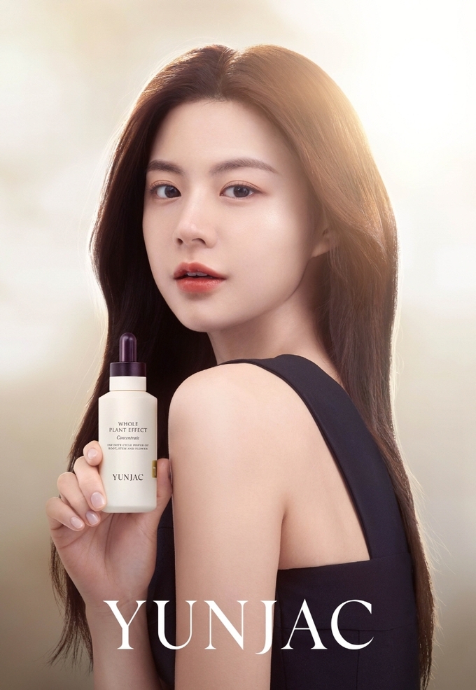 한방 화장품 브랜드 연작이 신인 배우 고윤정을 모델로 선정하고 2030세대 공략에 나섰다.