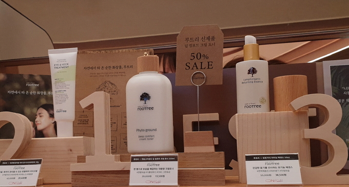롯데 온앤더뷰티 월드타워점에 입점한 자연주의 브랜드 루트리.