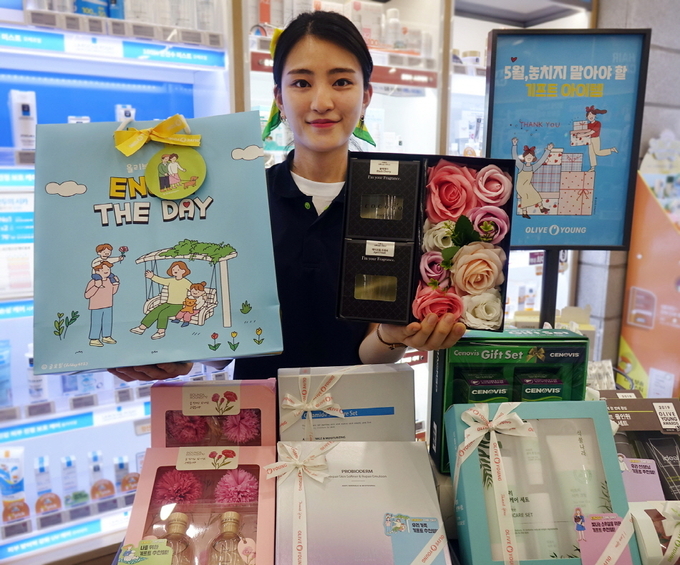 올리브영이 오는 28일까지 맞춤형 선물 아이템 300종을 제안하는 ‘선물 대전’을 실시한다. 