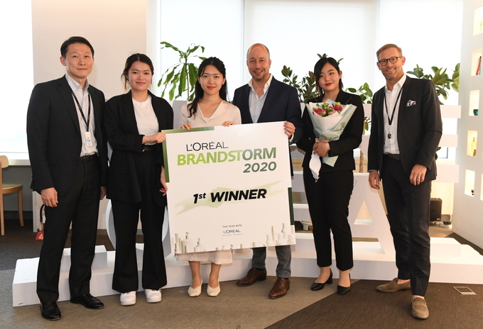 ‘2020 로레알 브랜드스톰’ 국내 결선에서 우승한 마디다팀. 송선우‧현정민‧가정인으로 구성한 마디다팀은 메이블린뉴욕 브랜드의 플라스틱 절감안을 제시했다.