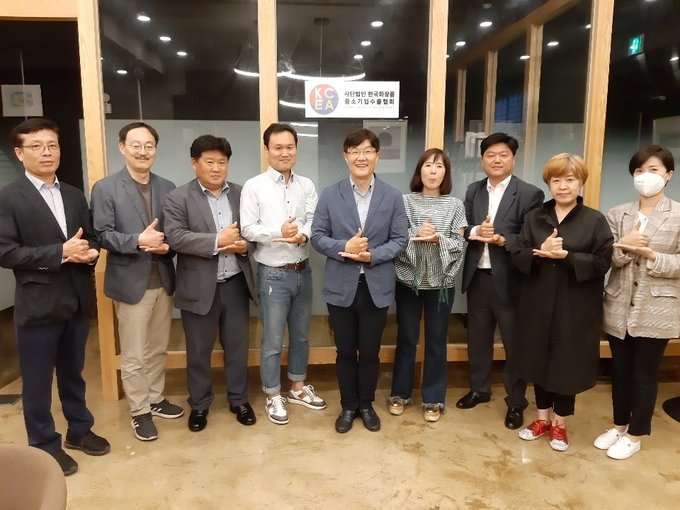 화장품중소기업수출협회 임원들이 28일 회의를 마치고 덕분에 챌린지에 동참했다. 
