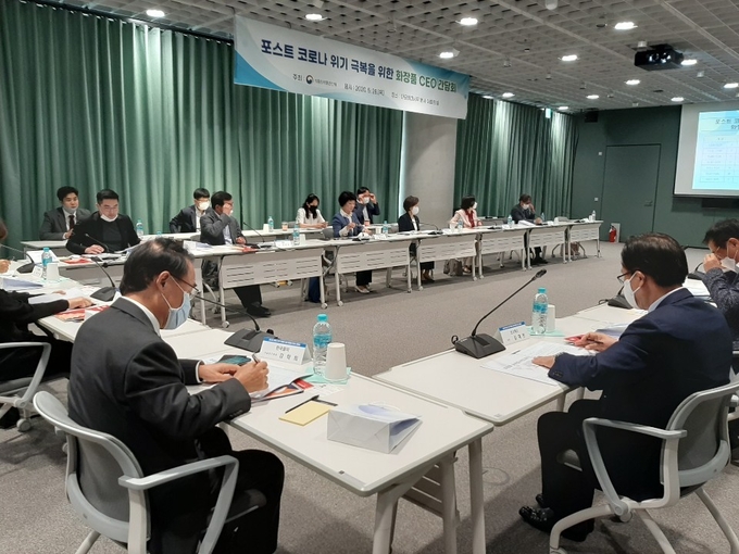 이의경 식품의약품안전처장이 5월 28일 아모레퍼시픽 본사에서 화장품업계 CEO와 ‘포스트 코로나 경제위기 극복을 위한 간담회’를 열었다. 맞춤형 화장품 조제관리사 등 청년인력에 14억4000만원을 지원하는 정책 등이 제시됐다.