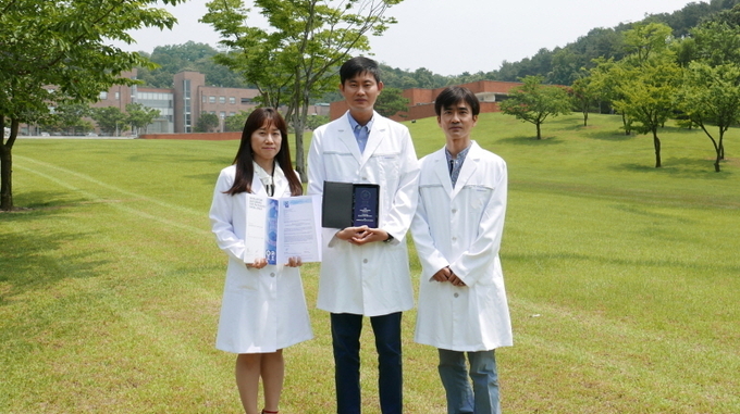 라네즈 레이어링 커버쿠션 용기로 '2020 월드스타 패키징 어워드'를 수상한 아모레퍼시픽 기술연구원 메이크업연구랩 최정선·백두현 수석연구원과 김경남 수석연구원·팀장<사진 왼쪽부터>이 기념 촬영을 위해 포즈를 취했다.