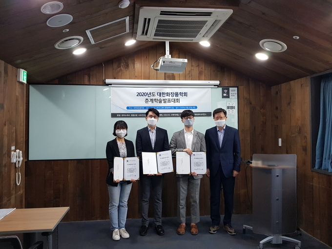 이번 학술발표대회 우수 구두발표상을 수상한 세 명의 수상자들. 사진 왼쪽부터 김미선·고명진·오희묵 연구원, 그리고 조완구 회장.