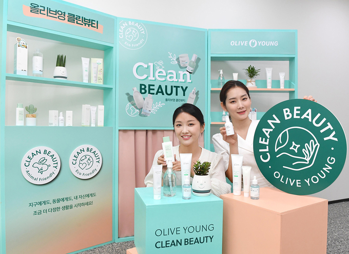 올리브영이 자체 클린뷰티 기준을 정하고 마크를 부여한다. 올리브영 전국 매장으로 클린뷰티 존을 확대해 새로운 K뷰티 성장동력으로 키워나갈 방침이다. 