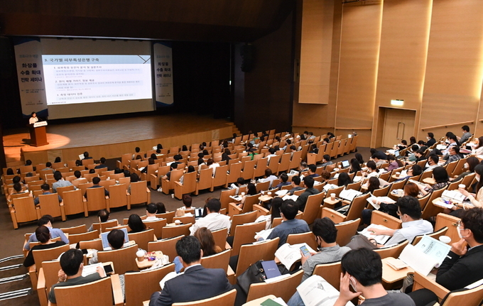 대한화장품산업연구원과 한국무역협회가 1일 서울 삼성동 코엑스에서 ‘화장품 수출 확대 전략 세미나’를 개최했다. 이날 코로나19에도 화장품업계 종사자 160여명이 참석했다. 이들은 마스크를 쓴 채 강의를 들으며 뷰티산업의 위기를 돌파할 해법을 모색했다. 