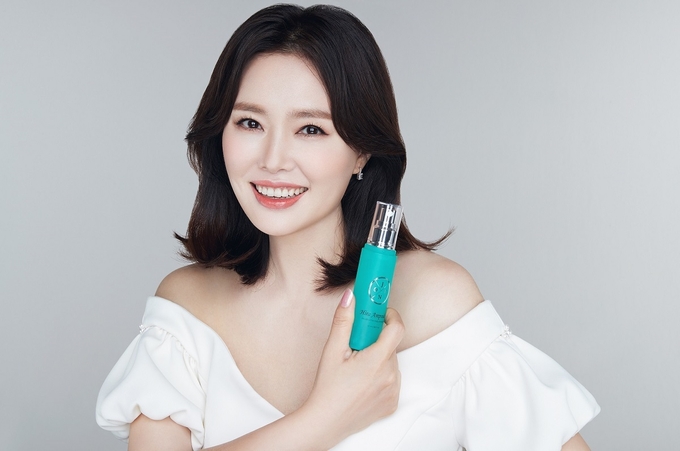 배우 하희라가 20일 현대홈쇼핑에 ‘하희라 앰플 화이트닝’을 론칭한다.