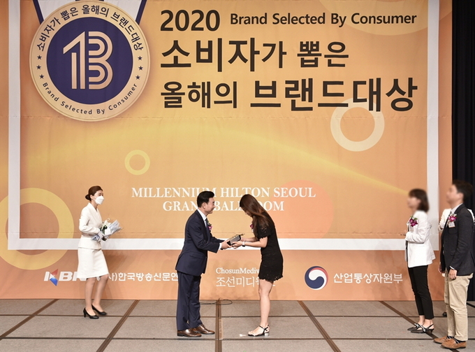 라벨영이 16일 밀레니엄 힐튼 서울 호텔에서 개최된 ‘2020 소비자가 뽑은 올해의 브랜드대상’에서 3년 연속 천연화장품 부문 1위로 선정됐다.