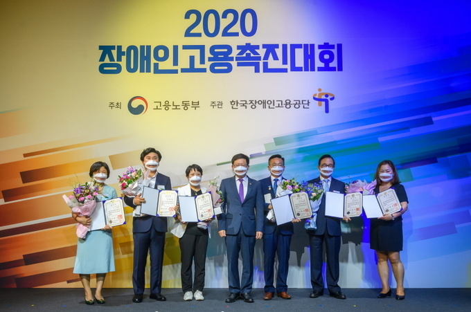 아모레퍼시픽의 자회사형 장애인 표준사업장 (주)위드림이 지난 16일 열린 2020년 장애인고용촉진대회에서 장애인고용촉진 유공자 정부 포상 국무총리 표창을 수상했다. 사진 오른쪽에서 세 번째가 이정열 대표.
