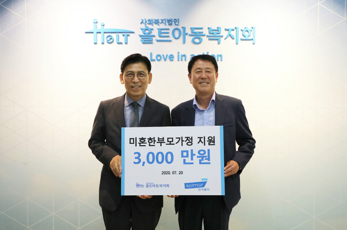 한국콜마홀딩스와 사회복지법인 홀트아동복지회가 지난 20일 홀트아동복지회 본사에서 ‘미혼한부모 가정 지원 협약’을 체결했다. 사진 오른쪽이 김병묵 한국콜마홀딩스 대표, 왼쪽은 김현호 홀트아동복지회장.