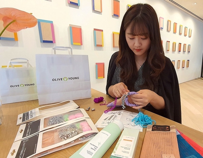 올리브영 직원이 친환경 업사이클링 파우치를 만들고 있는 모습. 