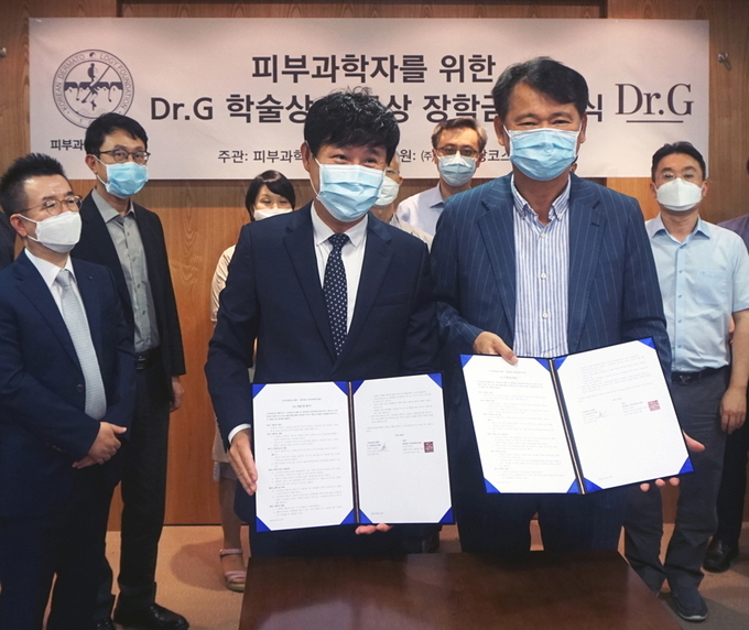 안건영 고운세상코스메틱 대표(왼쪽)와 박천욱 피부과학연구재단 이사장(오른쪽).