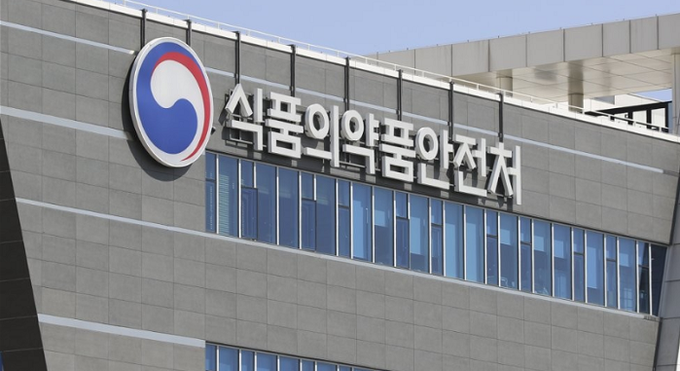 화장품 제조업자-책임판매업자 의무표시 논란이 2년여 동안 계속되는 가운데 화장품협회를 포함한 화장품단체 등은 '제조업자 자율 선택 표시'로 법을 개정하자는 데 뜻을 모으고 의원 입법을 통해 연내 이를 마무리한다는 계획이다.
