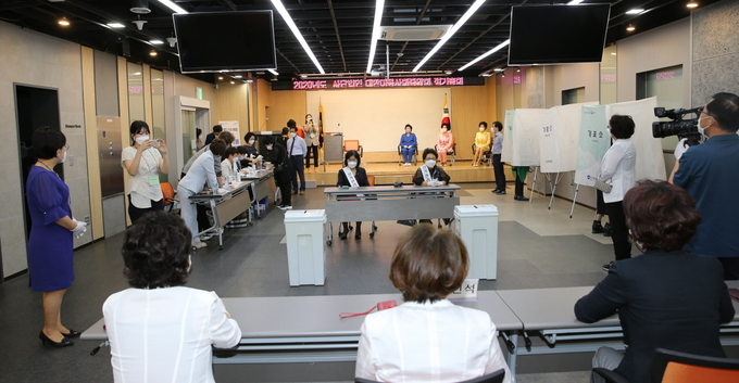 이번 선거는 코로나19라는 사상 최대의 복병을 만나 14개 권역별 치러졌다. 미용사회는 각 권역별 선거 관리인 3인을 뽑고, 각 후보자별 2인의 참관인을 파견해 투표를 공정하게 진행했다. 사진은 24회 대한미용사회중앙회 회장 선거 개표 장면. 