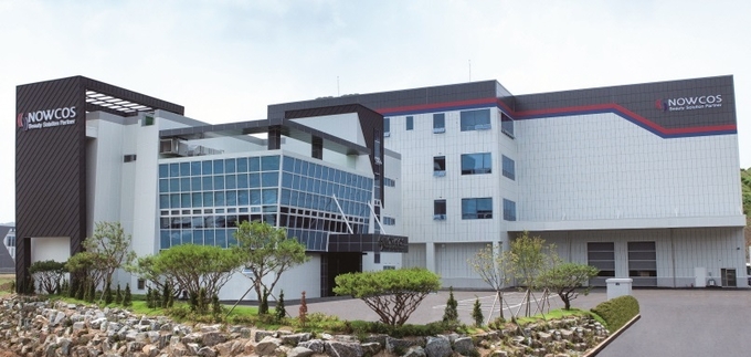 (주)나우코스가 공장과 제품에 대해 프랑스 EVE 비건 인증을 완료, 비건&클린뷰티 선도기업으로서의 위상을 다지고 있다. 제2공장 전경.