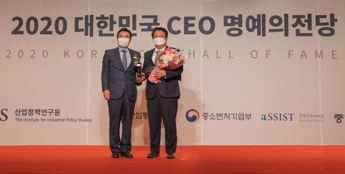 박진오 대봉엘에스 대표가 대한민국 CEO 명예의전당 연구개발 부문 수상자로 선정되는 영광을 안았다. 사진 오른쪽이 박진오 대표.