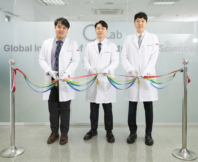 에이피알 글로벌피부과학연구원 개소식. (왼쪽부터) 정재영 연구원, 최명선 연구원장, 강경돈 연구원.