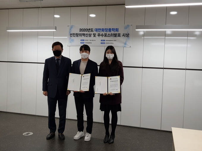 7명의 우수포스터발표상 수상자 가운데 시상식에 참석한 김진영·하지훈 연구원과 조완구 회장<사진 오른쪽부터>이 시상 후 기념촬영을 했다.