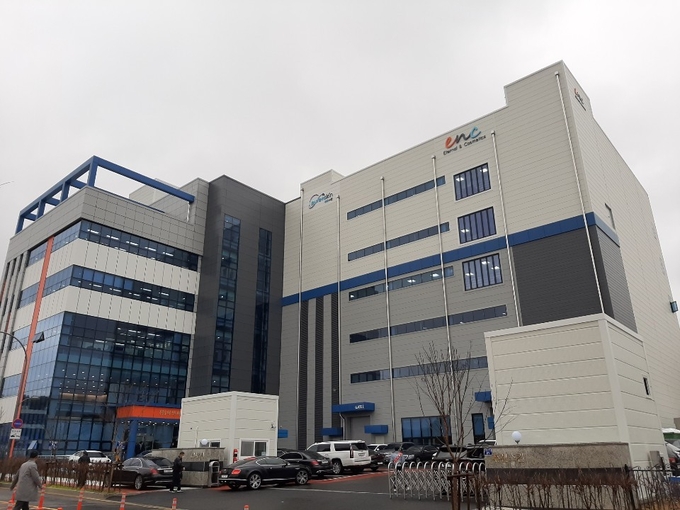 (주)이앤씨가 용인 덕성산업단지에 최첨단 매머드급 생산시설을 완비하고 토털 스킨케어 전문기업으로의 비상을 선언했다. 사진은 공장 전경.