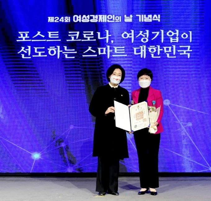 김홍숙 에이치피앤씨 대표가 지난 11일 중소기업중앙회(서울 여의도 소재)에서 열린 제 24회 여성경제인의 날 기념행사에서 여성기업인으로서 펼쳐 온 노고와 업적을 인정받아 산업포장을 수상했다. 사진 오른쪽이 김홍숙 대표.