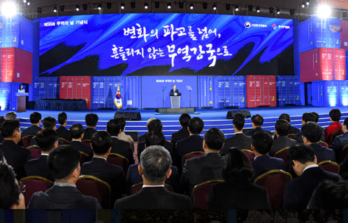 산업통상자원부와 한국무역협회가 지난 해 12월 8일 무역의 날 기념식을 열고 화장품기업 159곳에 수출의탑을 수여했다. 이번 시상식에서는 LG생활건강이 화장품업계 최초로 10억불 수출의탑을 수상했다. 이형석 LG생활건강 부사장이 동탑산업훈장을, 윤여원 콜마비앤에이치 대표이사와 씨제이올리브영 이동박 상무가 철탑산업훈장을 받았다. 