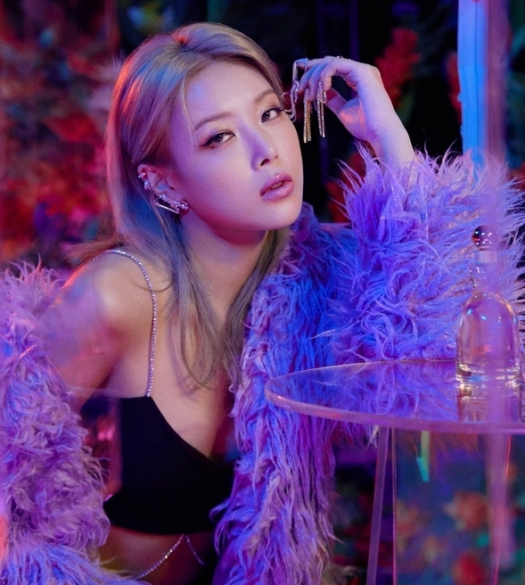 유빈의 뮤직비디오 ‘향수 Perfume’ 캡쳐 화면. 