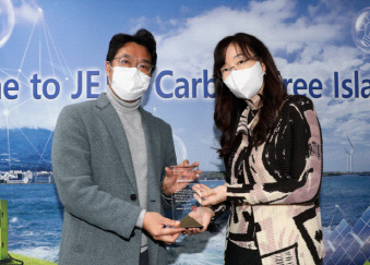이지원 유씨엘 대표<사진 오른쪽>가 제주 화장품 산업 발전에 기여한 공로로 ‘제주 명예도민’에 위촉됐다.