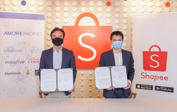(왼쪽부터) 김영수 아모레퍼시픽 APAC RHQ 전무와 펭지민 쇼피 대표가 싱가포르 쇼피 본사에서 업무 협약을 맺었다.