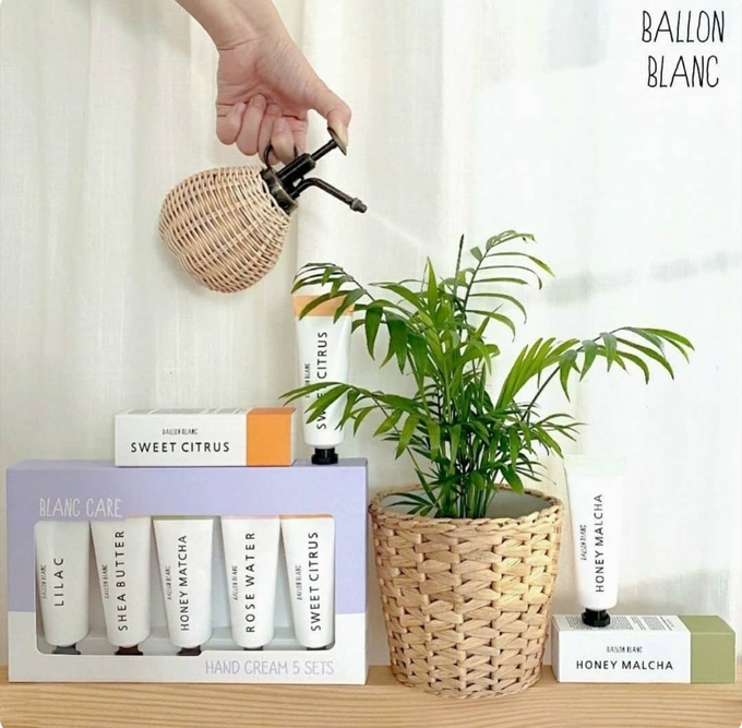 발롱블랑이 GS프레시몰 단독 입점을 기념, 퍼퓸 핸드크림 5종 세트에 대한 파격 할인가 프로모션을 전개하고 있다.
