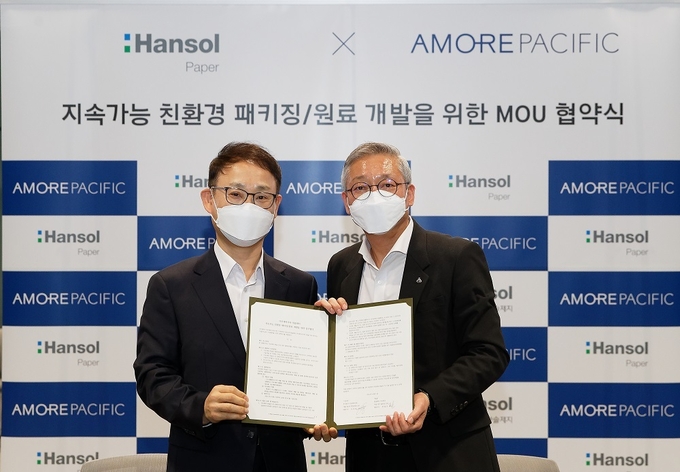 아모레퍼시픽과 한솔제지가 지속가능 친환경 포장재·원료 개발을 위한 업무협약을 체결했다. 사진 오른쪽이 안세홍 대표, 왼쪽은 한철규 대표.
