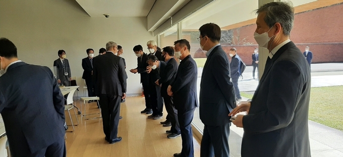 지난 8일 있었던 식약처장-화장품 업계 CEO 간담회 과정에서 보여준 식약처의 태도는 화장품 업계를 대하는 식약처 담당자의 인식과 자세의 전형을 보여주었다. 사진은 김강립 식약처장이 간담회에 입장하면서 참석자들과 인사를 나누고 있는 모습.