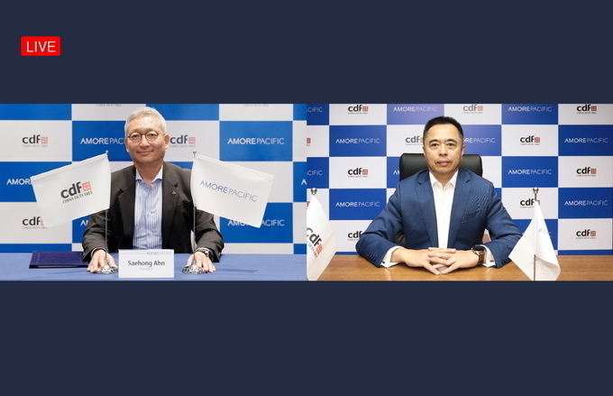중국 화장품 시장 관련 기사는 3월 한 달 동안 모두 7건이 조회수 1천 회 이상을 기록하면서 독자의 관심 1위 영역임을 증명했다. 사진은 새로운 황금시장으로 각광받고 있는 하이난섬 면세점 진출과 관련해 파트너십을 체결한 안세홍 아모레퍼시픽 사장<왼쪽>과 찰스 첸 CDFG 회장의 온라인 체결식.