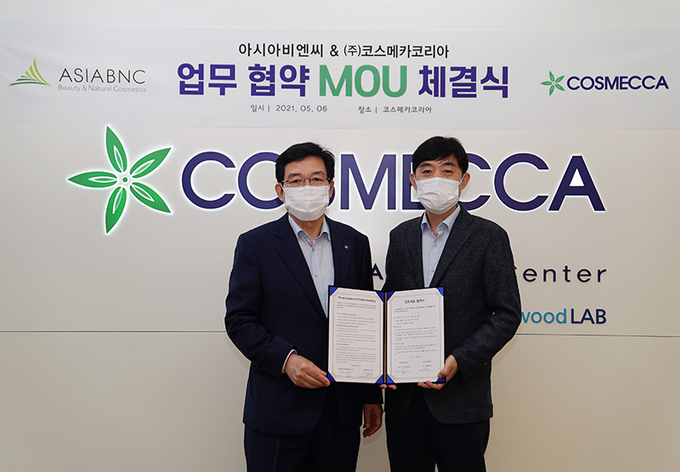 코스메카코리아가 전문무역상사 아시아비엔씨와 화장품 개발을 위한 업무협약을 체결했다. 사진 왼쪽이 조임래 회장, 오른쪽은 황종서 대표.