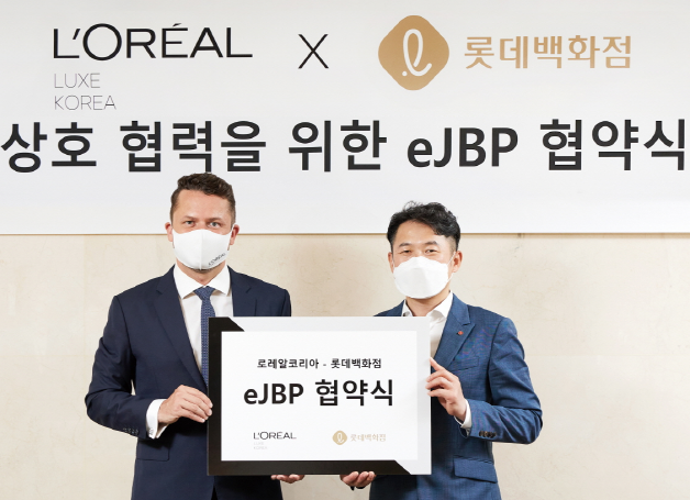 로레알코리아가 이커머스 사업을 강화하기 위해 롯데쇼핑과 손잡았다. 사진은 에드워드 홈즈 로레알코리아 백화점 사업부 부문장(왼쪽)과 추대식 롯데쇼핑 백화점 사업부 이커머스 부문 상무(오른쪽).