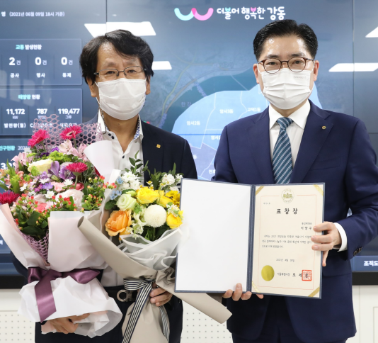 이양구 동성제약 대표(왼쪽)가 이정훈 강동구청장(오른쪽)과 기념사진을 촬영하고 있다.