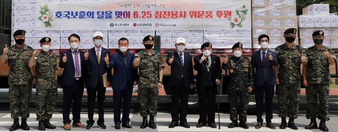 LG생활건강은 지난 21일 경기도 이천시 특수전사령부에서 한국유격군전우회총연합회와 특전사 관계자가 참석한 가운데 위문품 전달식을 열고 ‘희망박스 후원사업’을 시작했다.사진 왼쪽에서 다섯 번째가 LG생활건강 대외협력부문 박헌영 전무.