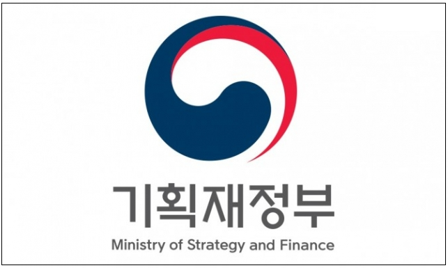 정부가 오는 2030년까지 글로벌 화장품 50대 기업 내 4곳을 진입시키는 동시에 화장품 산업 육성을 위한 (가칭)'화장품산업육성법'을 내년 중으로 제정하겠다는 혁신성장 계획을 발표했지만 정작 화장품 업계 관계자들은 싸늘한 반응을 보이고 있다.