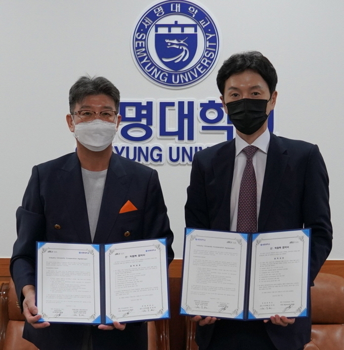권동현 세명대학교 총장 직무대행<사진 오른쪽>과 레이몬드 박 US Crystal Inc. 대표가 화장품·뷰티산업 전 분야에 걸친 협력을 약속하는 MOU를 체결하고 기념촬영에 임했다. <사진제공: 세명대학교·충북도청>