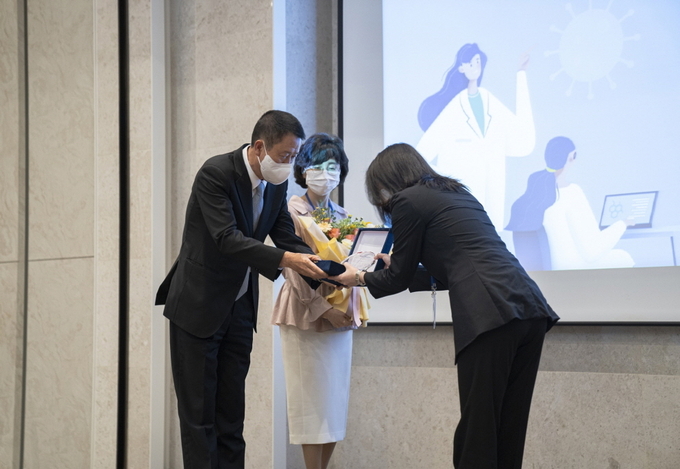 한국콜마홀딩스가 여성 생명과학자들의 연구 의욕을 고취시키기 위해 후원하는 'WBF-석오 생명과학자상' 시상식이 서울대학교 호암교수회관에서 열렸다.
