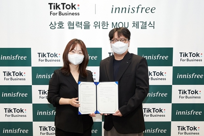 이니스프리가 글로벌 숏폼 모바일 비디오 플랫폼 ‘틱톡’과 업무 협약을 체결, 디지털 트랜스포메이션 전략 강화에 나선다. 사진 왼쪽이 임혜영 이니스프리 대표.
