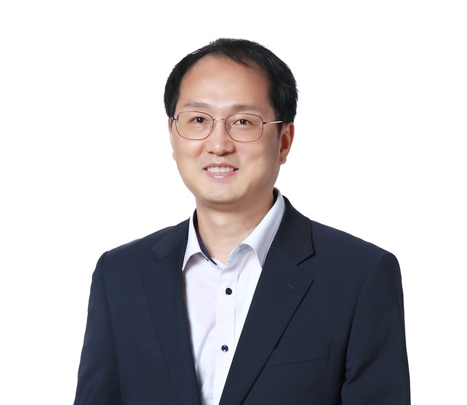 한국콜마 계성봉 메이크업연구소장.