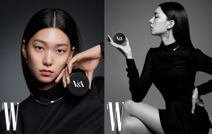 배우 이호정이 V&A 롱웨어 쿠션 파운데이션을 들고 포즈를 취한 모습.