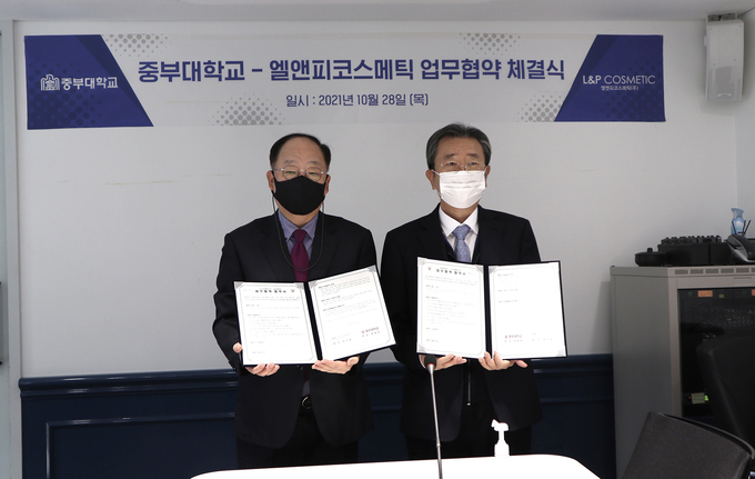 엘앤피코스메틱과 중부대가 28일 업무 협약을 체결했다. 권오섭 엘앤피코스메틱 회장(왼쪽)과 권대봉 중부대 총장(오른쪽).