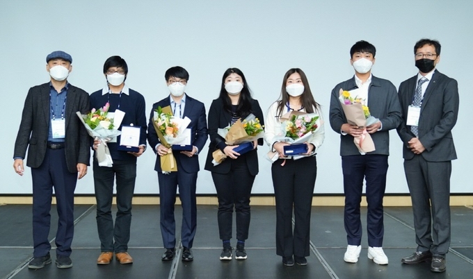 아모레퍼시픽이 한국분자·세포생물학회 2021 정기학술대회에서 ‘아모레퍼시픽 차세대 연구자상’ 수상자로 선정한 5명에게 시상했다. 사진 맨 오른쪽이 시상자로 참석한 기반혁신연구소 박원석 소장·상무.