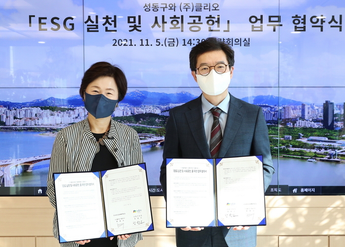 한현옥 클리오 대표(왼쪽)과 정원오 성동구청장(오른쪽)이 ‘ESG 실천 및 사회공헌’ 협약을 맺었다.