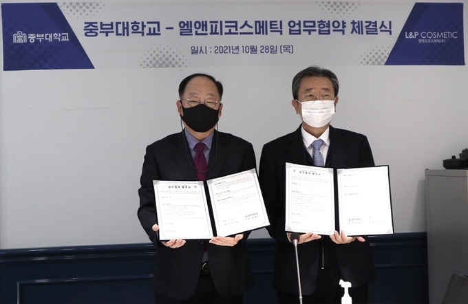 엘앤피코스메틱은 중부대학교와 화장품 분야 전문 인력 양성을 위한 교육 지원과 정보·자료 교환 등 상호 교류와 협력 체계 구축을 통한 사회적 가치 실현을 약속했다. 사진 왼쪽이 권오섭 회장.